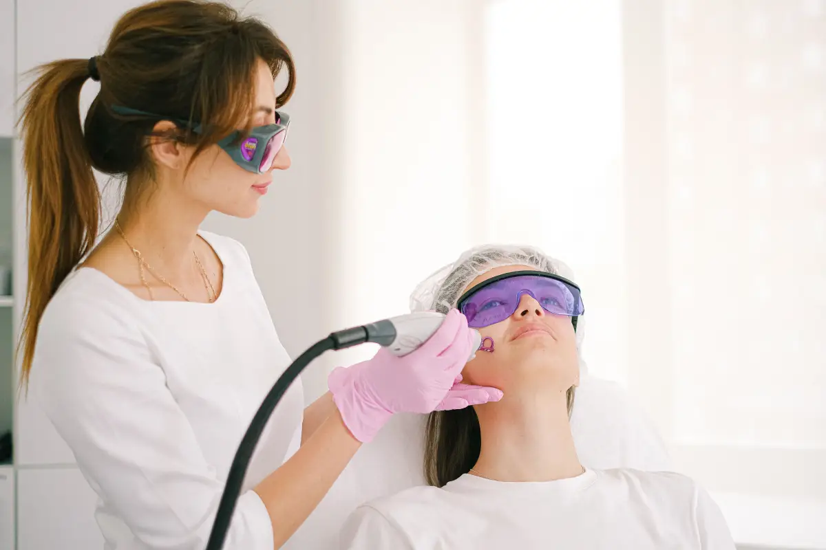 Adapalene vs IPL Treatment เทคนิคจัดการรอยสิวแบบตรงจุด