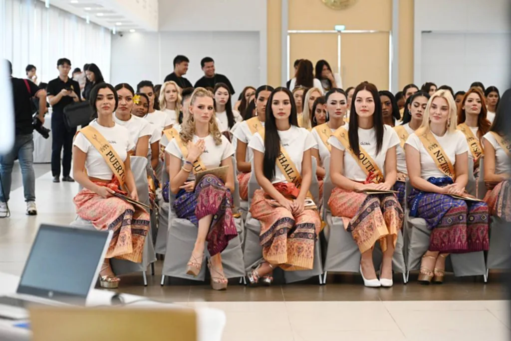 ชุดไทยพระราชนิยมสู่เวทีแฟชั่นโลกผ่านพลังสถาบันหลัก