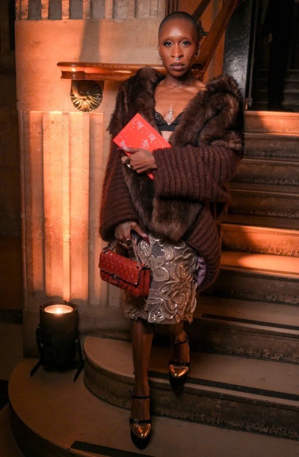 เมื่อรันเวย์กลายเป็นห้องสมุดลับ แกะรหัส Antibiblioteca ของ Valentino