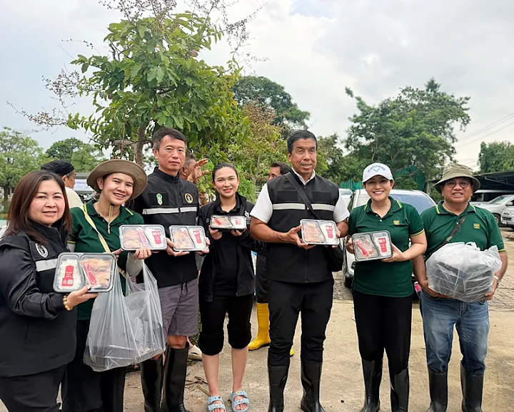 บริษัทอาหารสัตว์เลี้ยงลุยน้ำช่วยสัตว์ประสบภัยน้ำท่วม