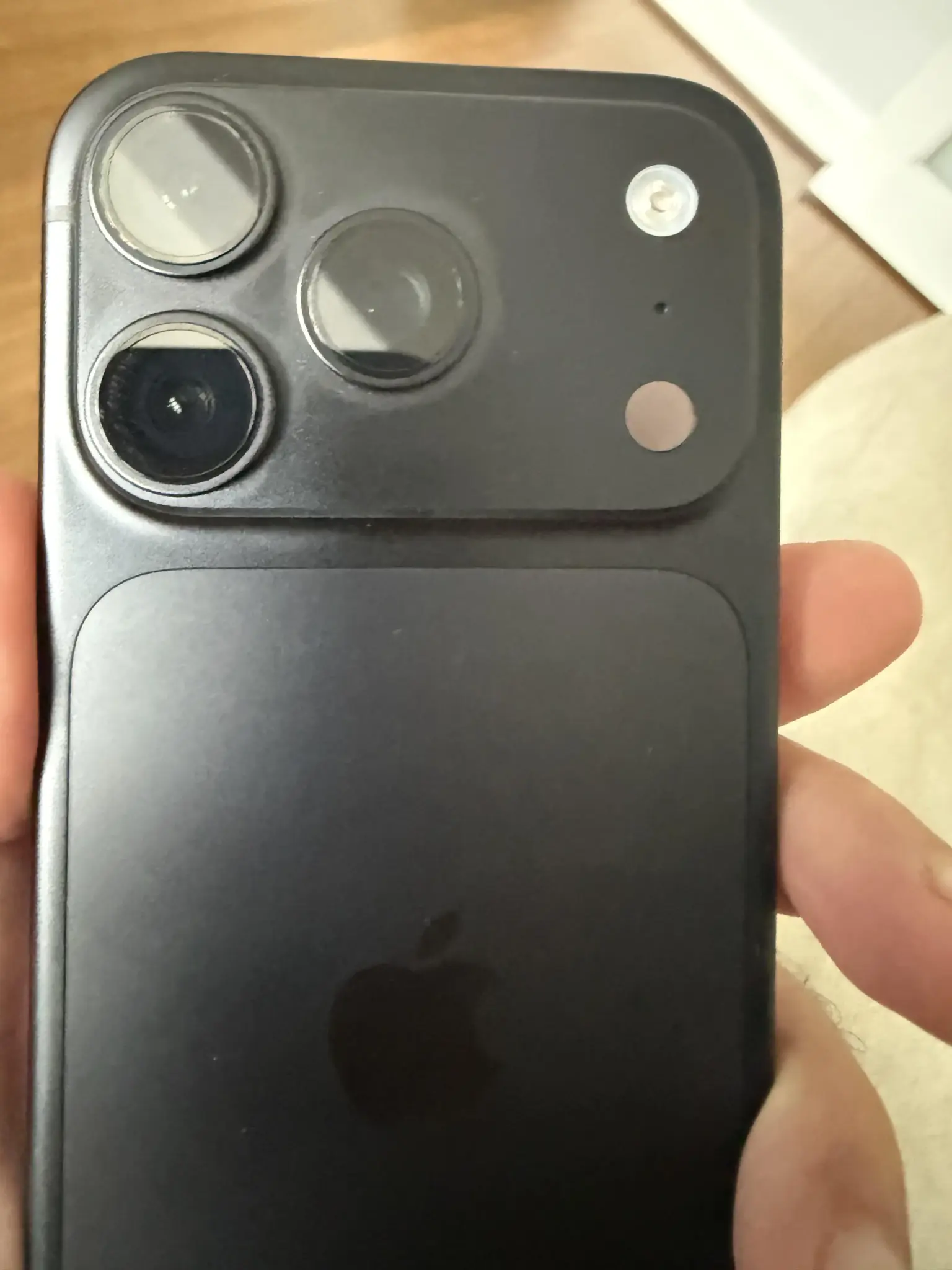 ไขปริศนาสีด่างรอบกล้อง iPhone 18 Pro สีบรรกันดี สีซีดหรือแค่ฝุ่น