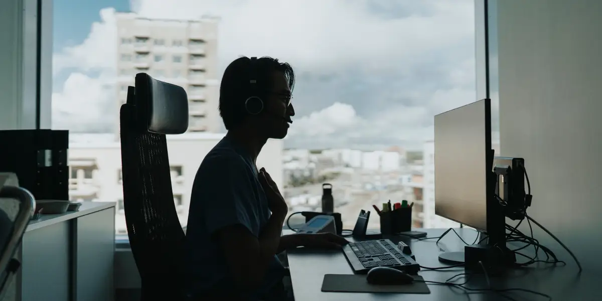 ทำไมคนทำงานกำลังปลอมว่าตัวเองใช้ AI เพื่อเอาตัวรอด