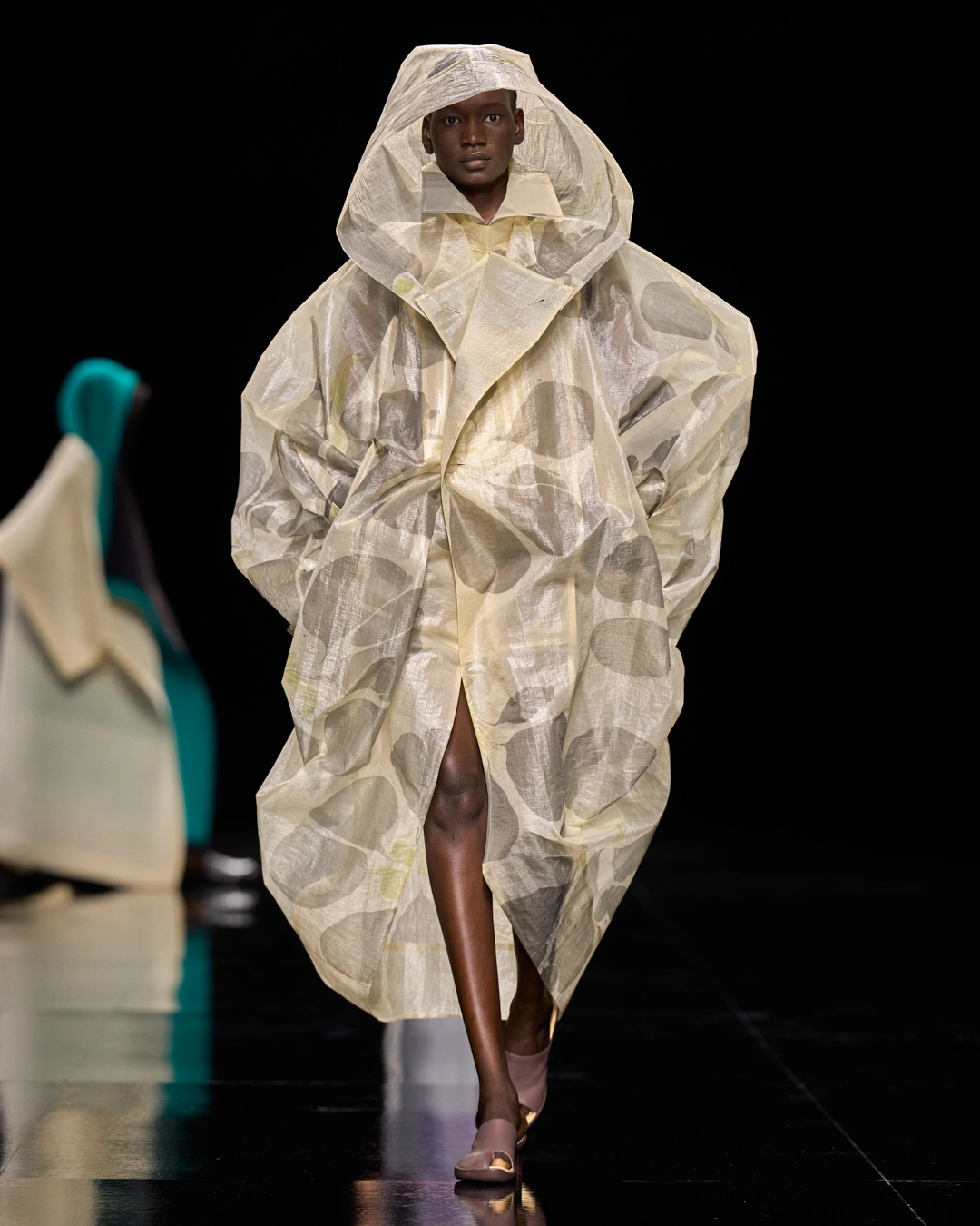 Hermès Zimmermann และ Abra นิยามฤดูใบไม้ผลิ/ฤดูร้อนด้วยโบโฮชิคและรองเท้านวัตกรรม