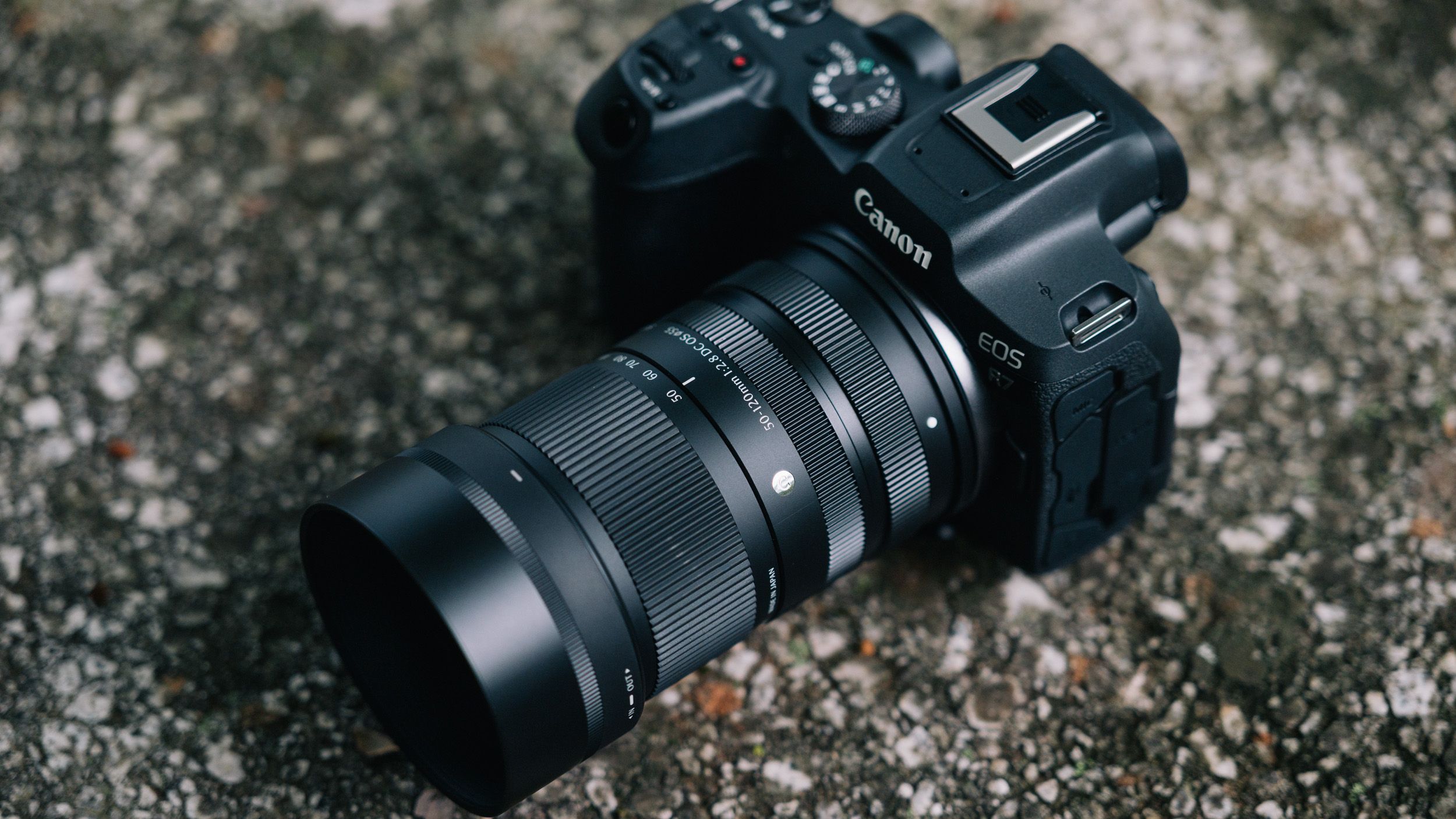 Sigma 50-120mm f/2.8 เลนส์ซูมเทเล APS-C ที่กล้าท้าชนฟูลเฟรม