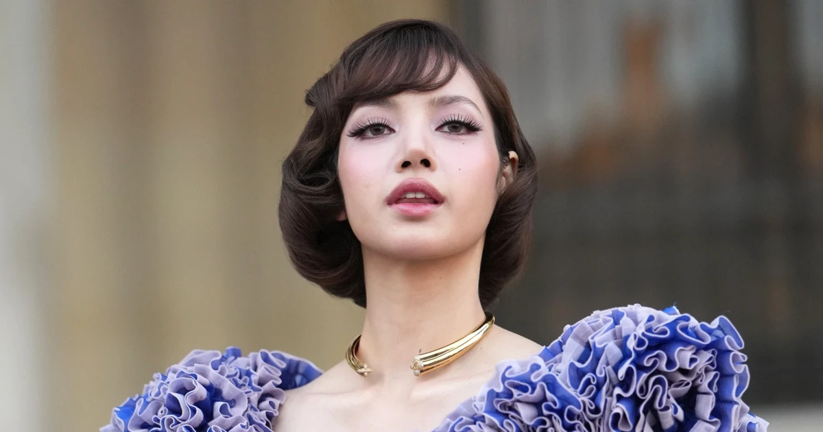 ลุควินเทจหวานซ่อนเปรี้ยวของลิซ่าที่ Paris Fashion Week