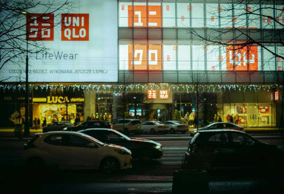 Uniqlo ยอดขายโลกพุ่งด้วยเสื้อผ้าพื้นฐาน ไม่วิ่งตามฟาสต์แฟชั่น