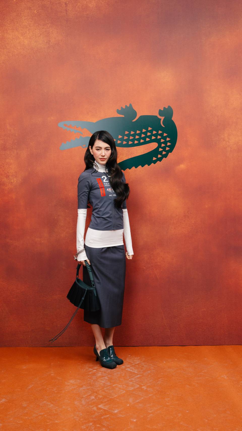 ดินแดงกลายเป็นรันเวย์หรู เมื่อ Lacoste พลิกกติกาเดรสโค้ด