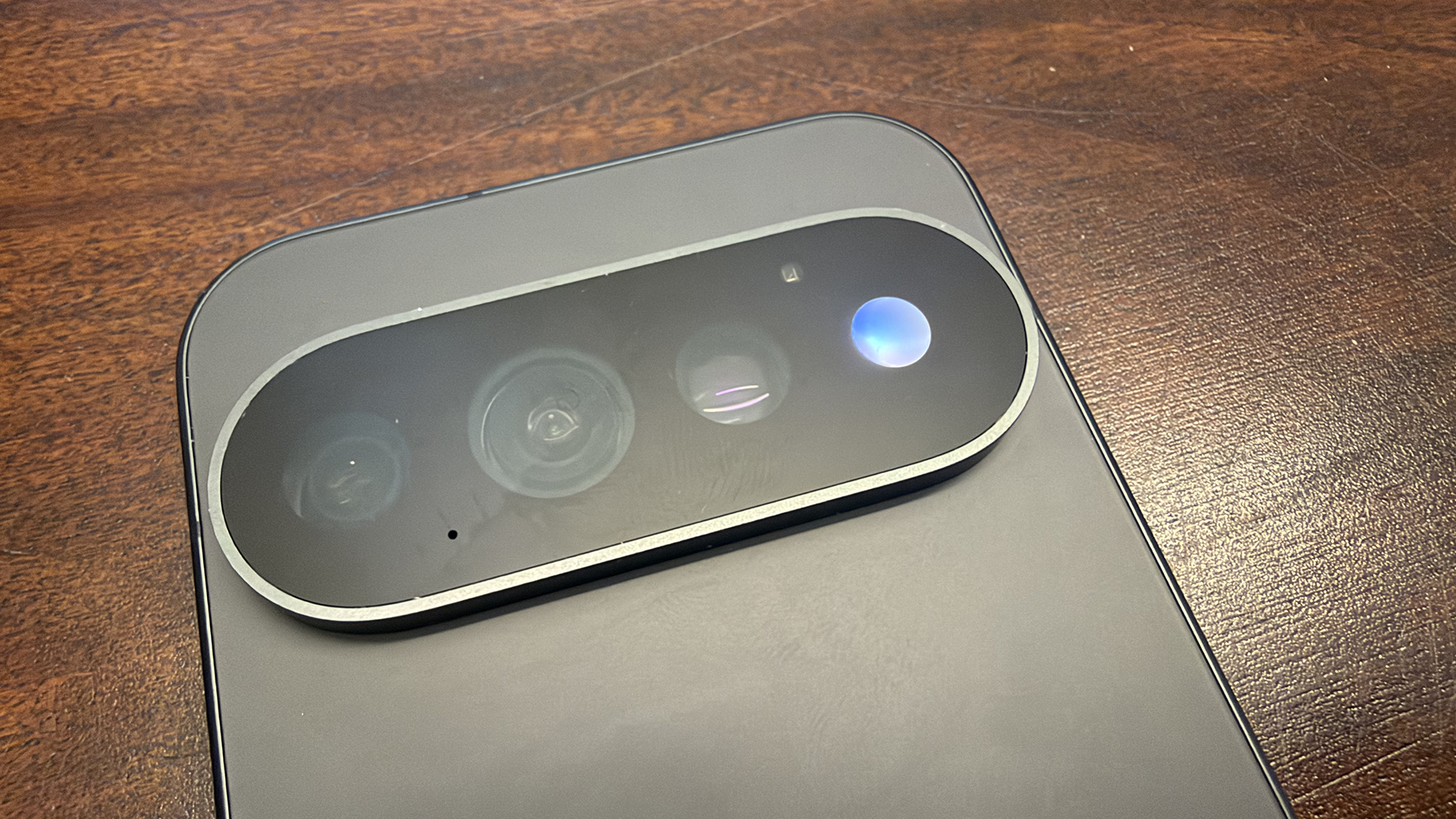Pixel 11 Pro vs iPhone 18 Pro Max เลือกตัวไหนเพื่อภาพสวยด้วย AI