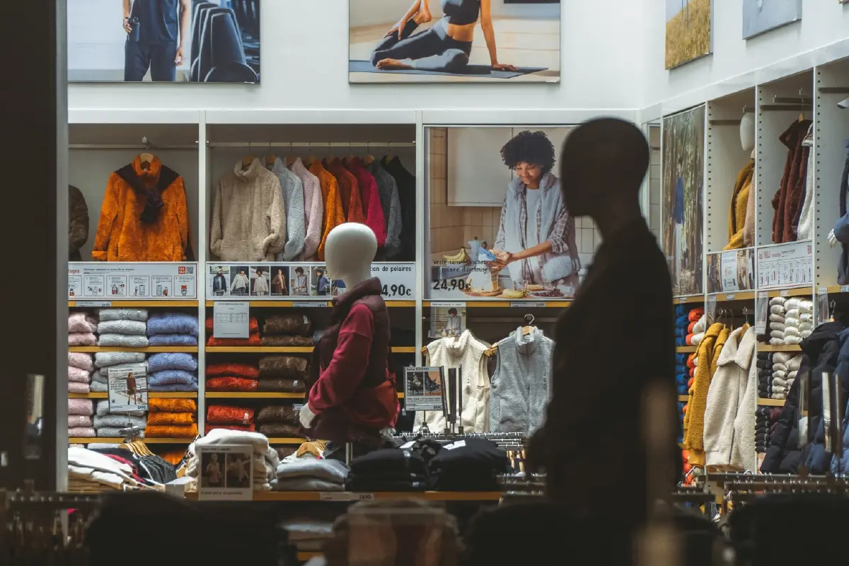 Uniqlo ยอดขายโตเพราะเลือกขายความเรียบง่ายไม่แข่งแฟชั่นไว
