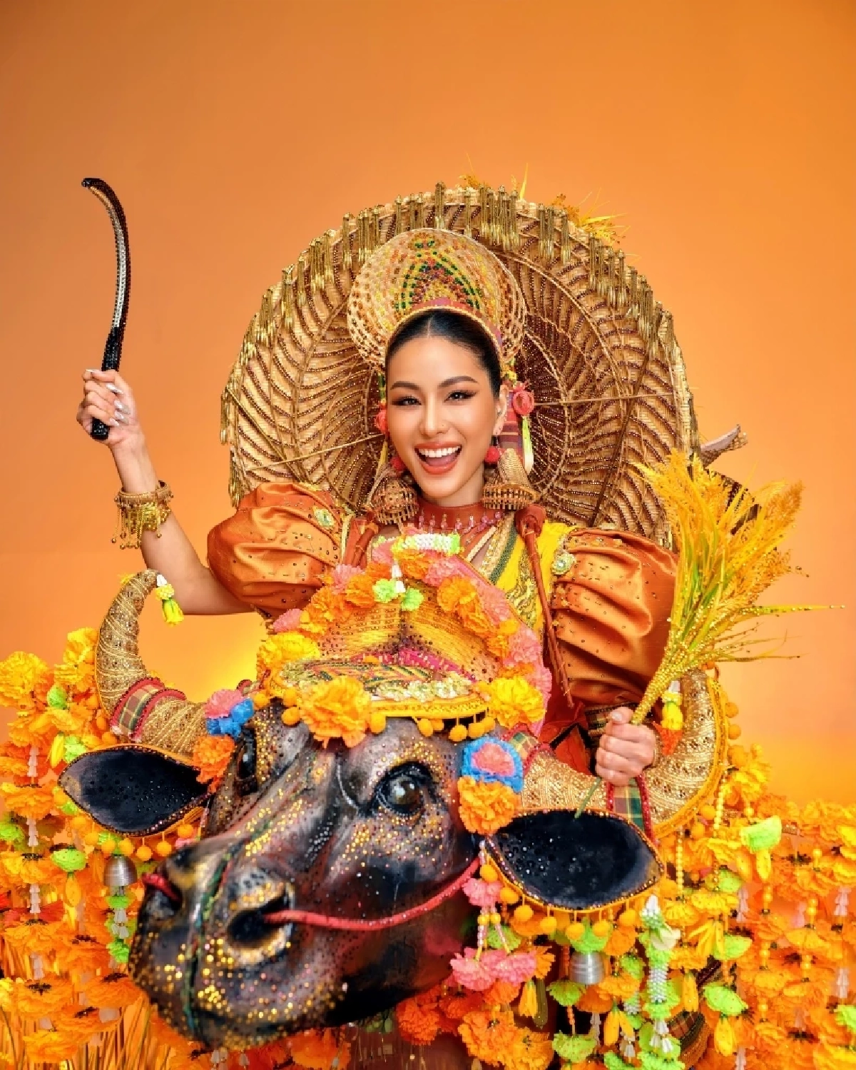 เมื่อชุดประจำชาติ Miss Grand กลายเป็นงานศิลป์เล่าเรื่องโลก