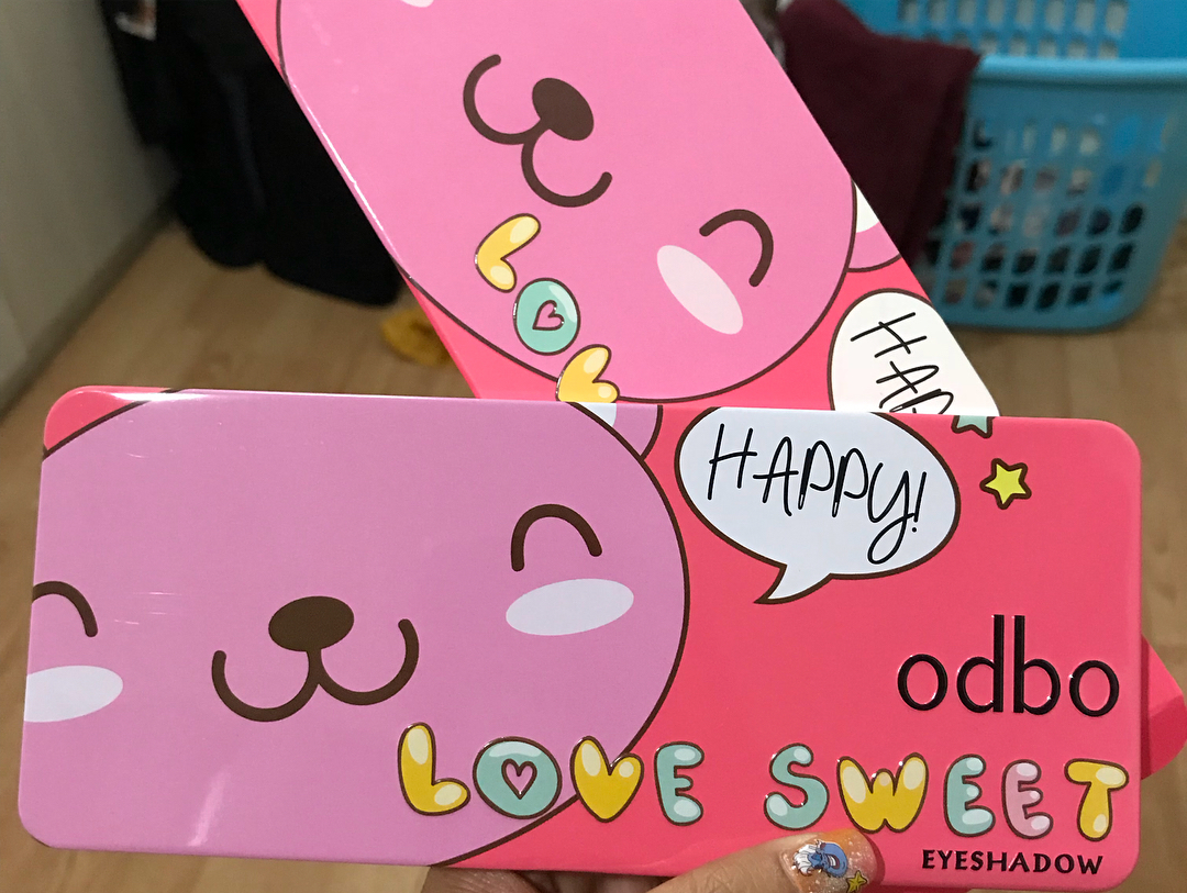 มือถือพาเลตต์ odbo Love Sweet ฝาชมพูลายการ์ตูนสองตลับซ้อนกัน เห็นคำว่า Happy บนฝา