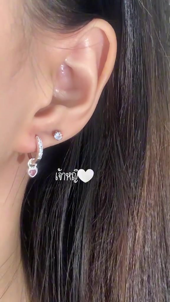 ใบหูใส่ต่างหูห่วงเงินวงเล็กห้อยจี้รูปหัวใจ และมีตุ้มหูเม็ดเล็กอีกรูด้านบน