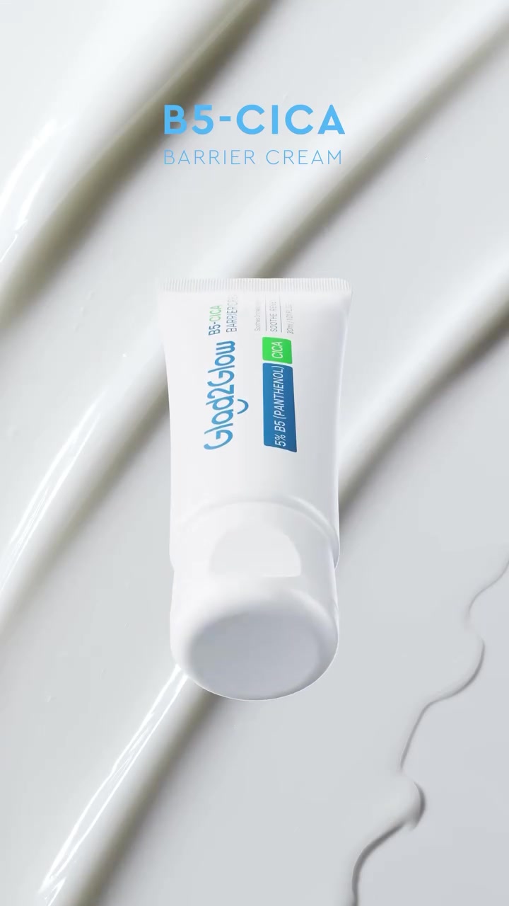 หลอด Glad2Glow B5-CICA Barrier Cream วางบนพื้นหลังลายเนื้อครีมสีขาว