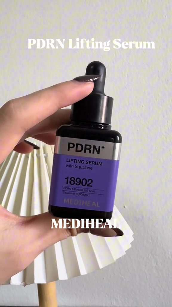 มือถือขวดเซรั่ม Mediheal PDRN Lifting Serum ฉลากม่วงระบุ PDRN & Rose 8,902 ppm และ Squalane 10,000 ppm