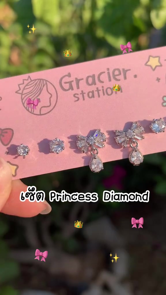 การ์ดต่างหูสีชมพูชุด Princess Diamond มีต่างหูเพชรกลมและโบว์ตุ้งติ้งห้อยเพชรเม็ดหยน้ำเรียงบนการ์ด