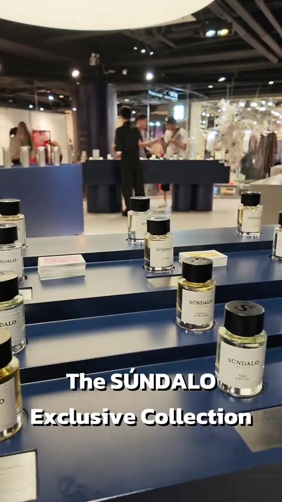 ขวดน้ำหอม SÚNDALO Exclusive Collection หลายขวดเรียงบนเคาน์เตอร์ขั้นสีน้ำเงินในร้านสาขาสยามเซ็นเตอร์