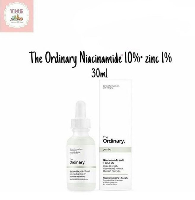 ขวดเซรั่ม The Ordinary Niacinamide 10% + Zinc 1% วางคู่กล่องบนพื้นขาว