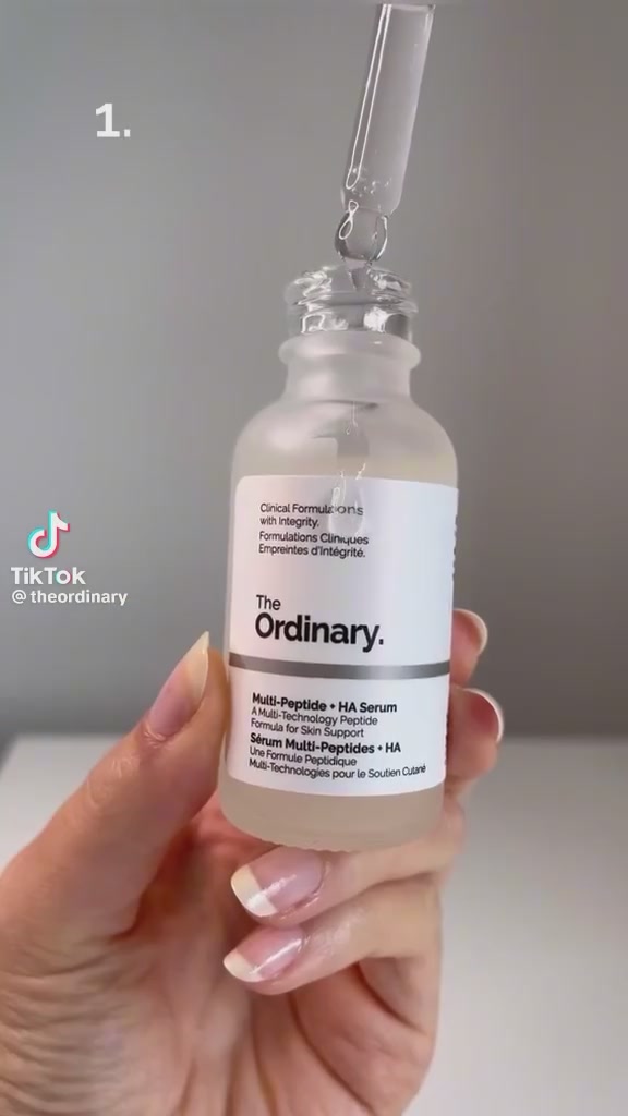 มือถือขวดเซรั่ม The Ordinary Multi-Peptide + HA Serum พร้อมหลอดหยดดึงขึ้นจากปากขวด