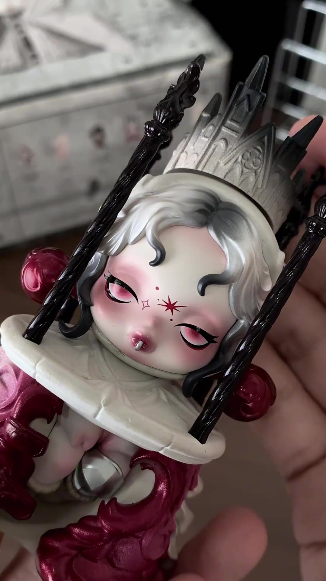 cậnหน้าฟิกเกอร์ SKULLPANDA Where Time Dwells โทนโกธิค สวมมงกุฎทรงประตูโบสถ์มีเสาแหลมล้อมตัว