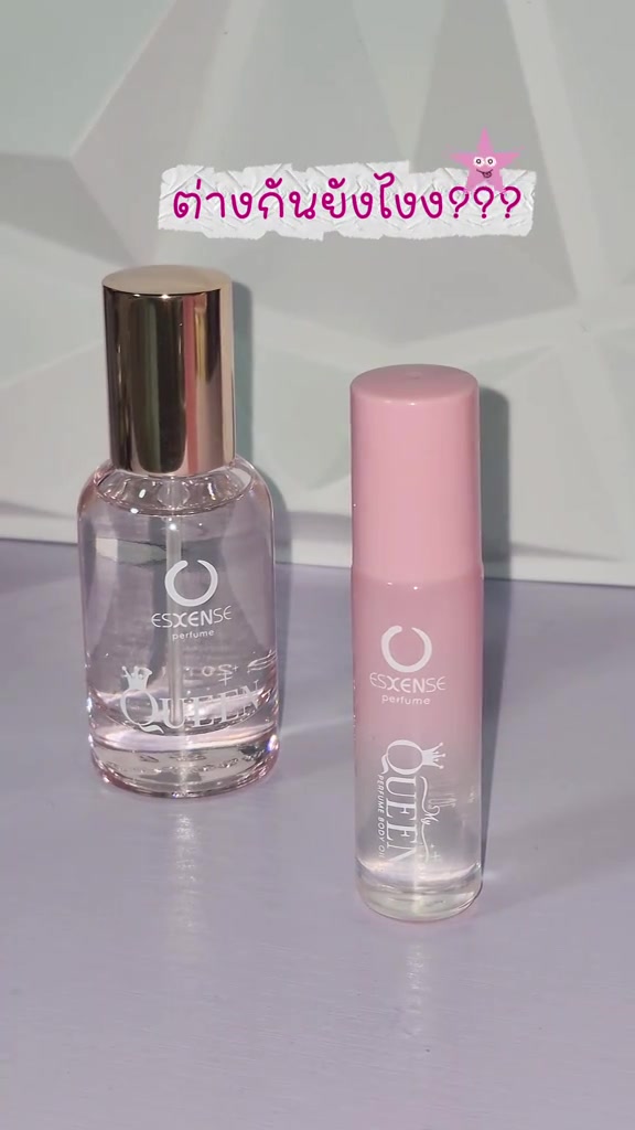 ขวดน้ำหอม Esxense กลิ่น QUEEN ฝาทองตัวขวดใสวางคู่กับแท่งโรลออน QUEEN สีชมพูบนโต๊ะ