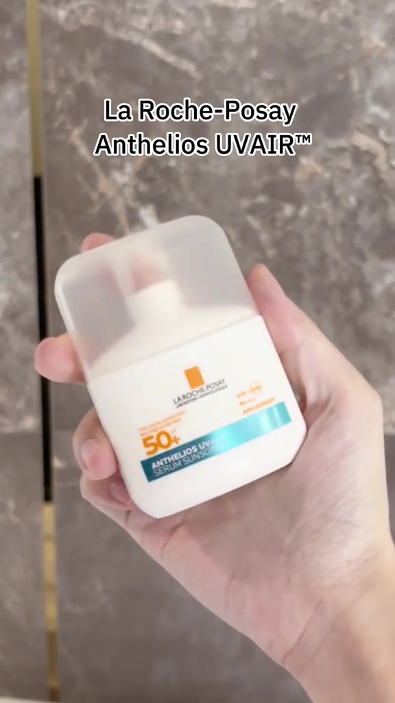 มือถือขวดกันแดดลาโรช-โพเซย์ แอนเธลิโอส ยูวีแอร์ สีขาวฝาขุ่น ฉลากระบุเอสพีเอฟ 50 พลัส
