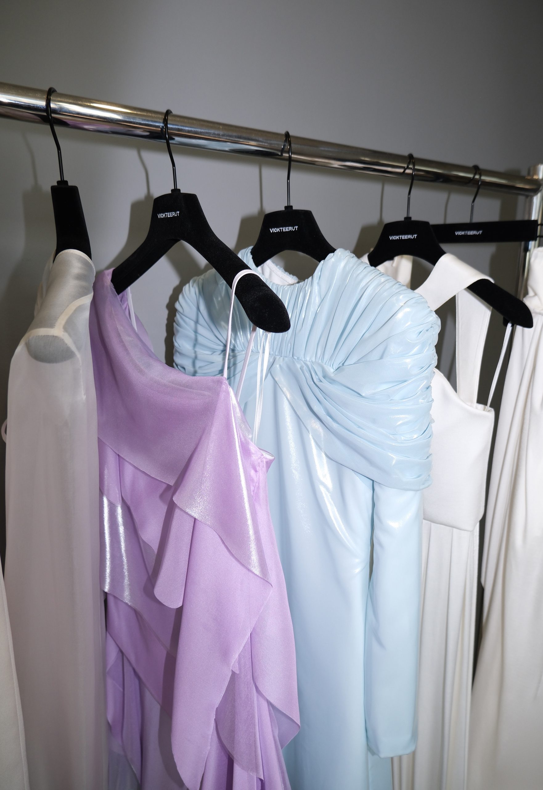 Behind the Scenes: สี่ลุคชุดคอนเสิร์ต custom จากดีไซเนอร์ VICKTEERUT