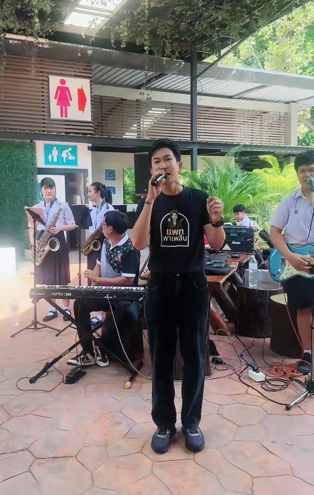 เมื่อร็อกสตาร์หยุดทุกอย่างเพื่อซ่อมกีตาร์ให้เด็กตัวเล็ก