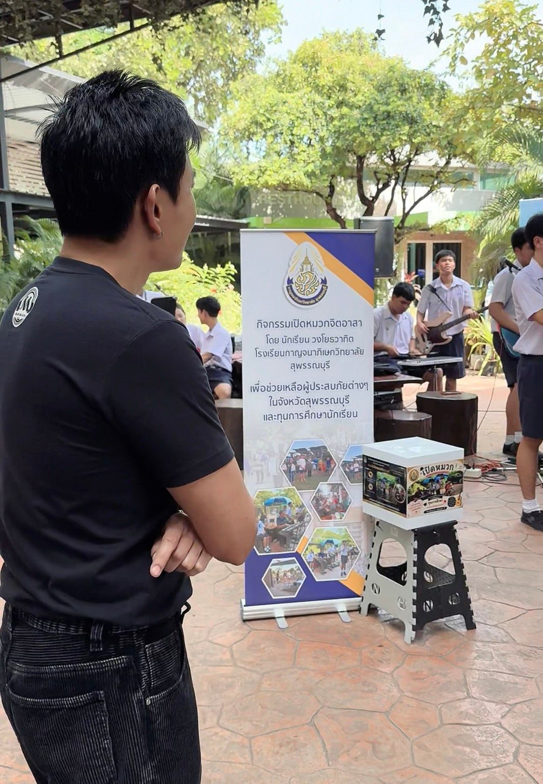 เมื่อร็อกสตาร์หยุดทุกอย่างเพื่อซ่อมกีตาร์ให้เด็กตัวเล็ก