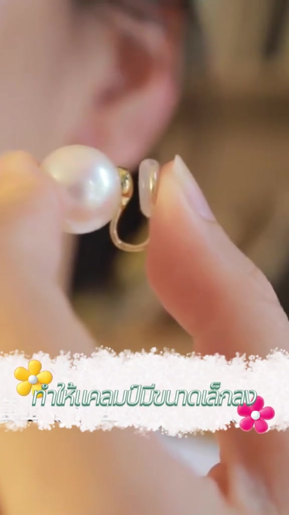 มือถือต่างหูหนีบมุก เห็นขดลวดสีทองและแป้นใสชัดเจน