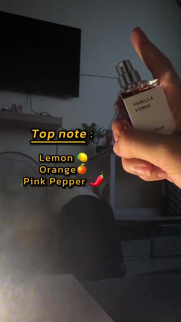 มือถือขวด LE HORM Vanilla Venue เปิดฝาเผยหัวสเปรย์โลหะ ในภาพมีข้อความโน้ตเปิด Lemon Orange Pink Pepper