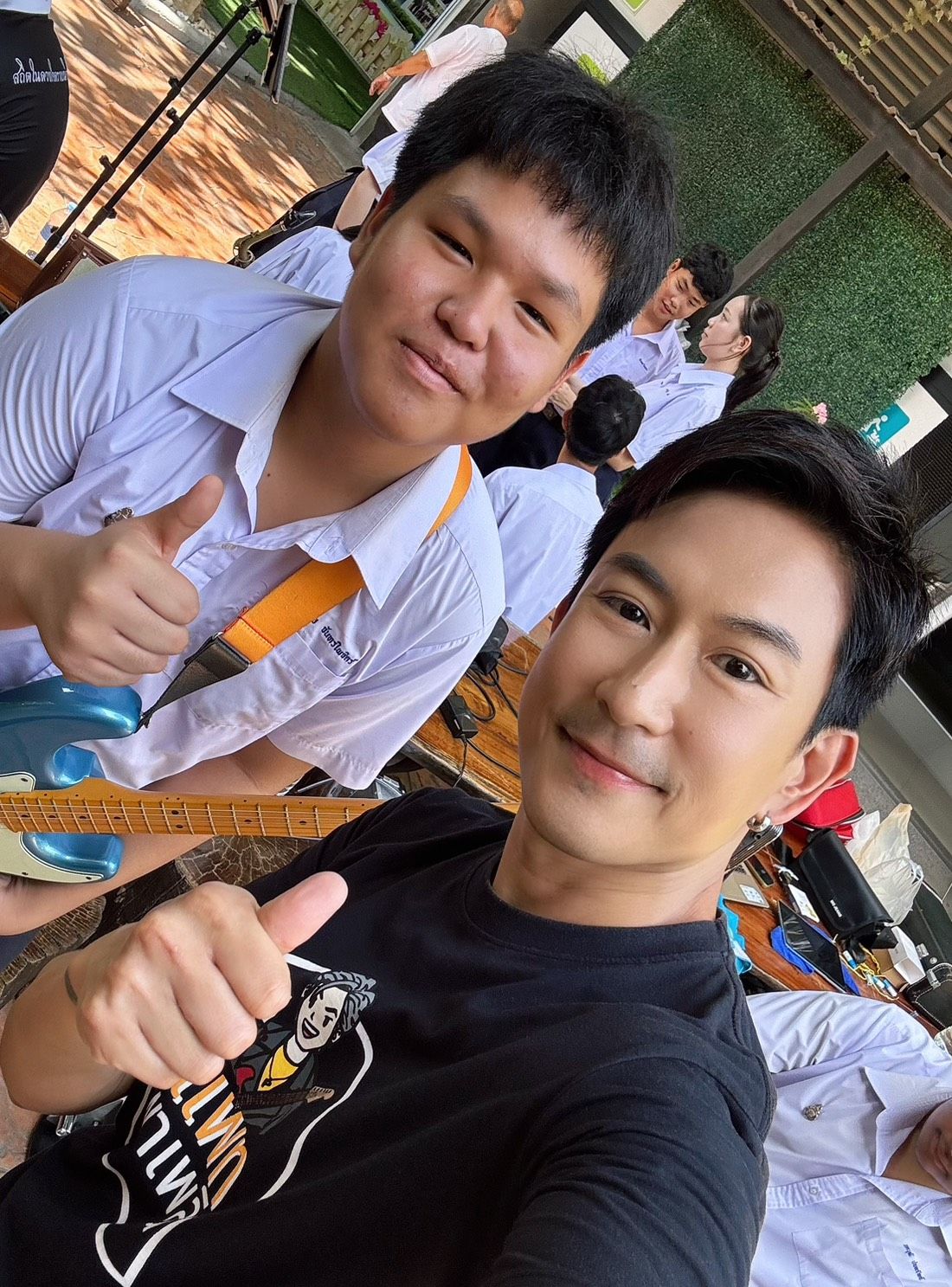 เมื่อร็อกสตาร์หยุดทุกอย่างเพื่อซ่อมกีตาร์ให้เด็กตัวเล็ก