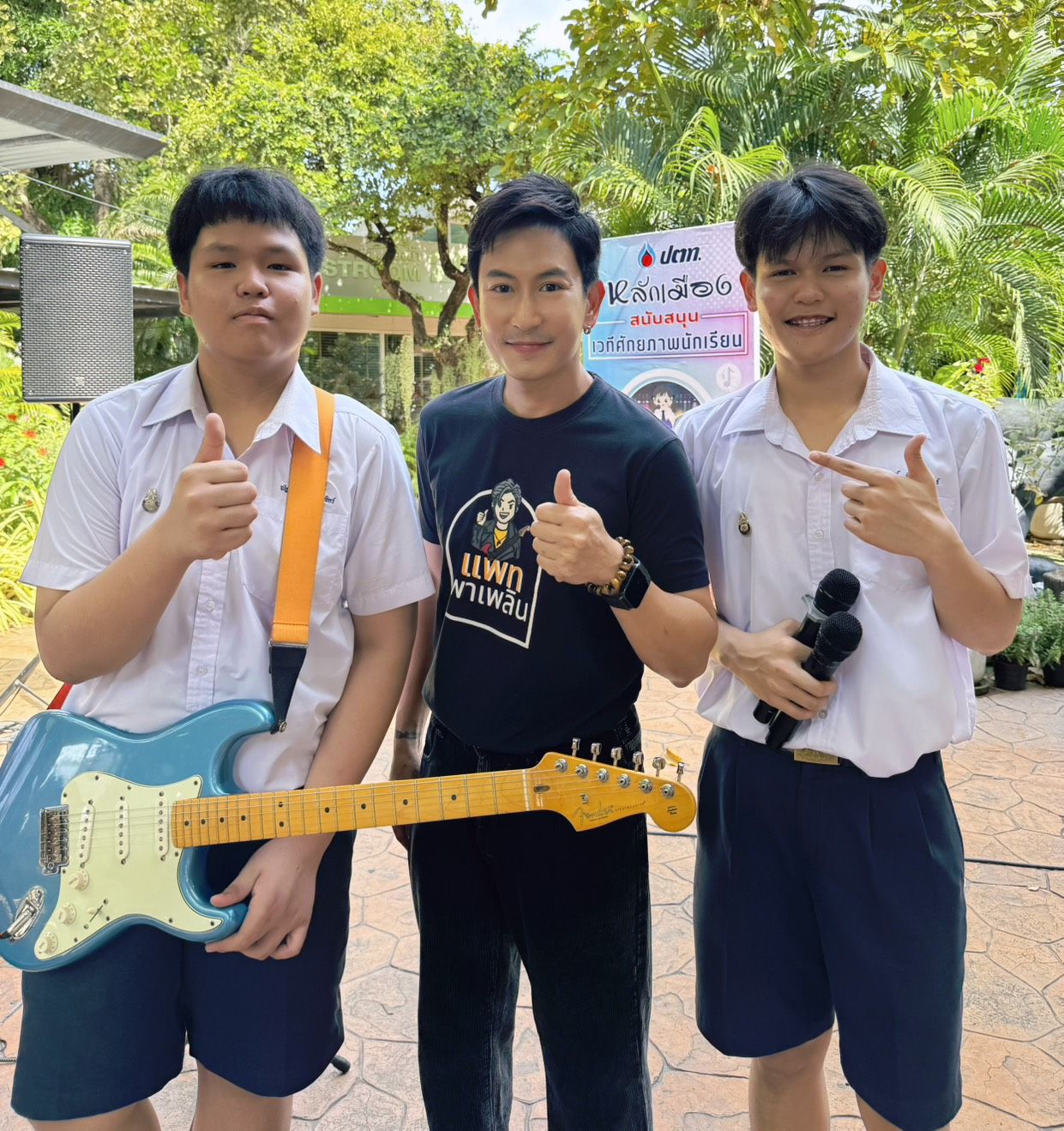 เมื่อร็อกสตาร์หยุดทุกอย่างเพื่อซ่อมกีตาร์ให้เด็กตัวเล็ก