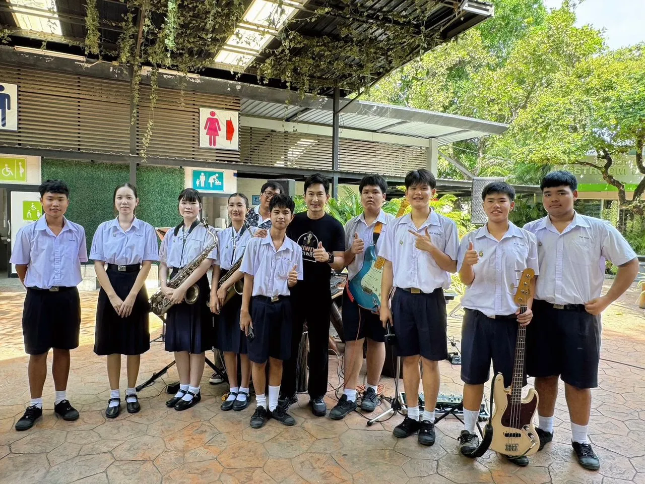 เมื่อร็อกสตาร์หยุดทุกอย่างเพื่อซ่อมกีตาร์ให้เด็กตัวเล็ก