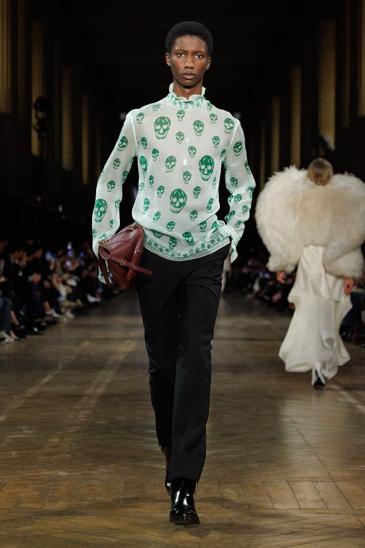 สัญญาณเชิงกลยุทธ์จากการลาออกของ Seán McGirr ต่ออนาคต Alexander McQueen