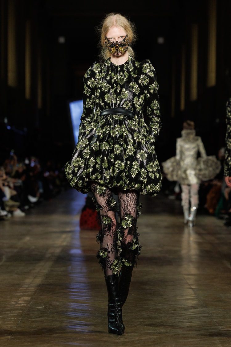 สัญญาณเชิงกลยุทธ์จากการลาออกของ Seán McGirr ต่ออนาคต Alexander McQueen