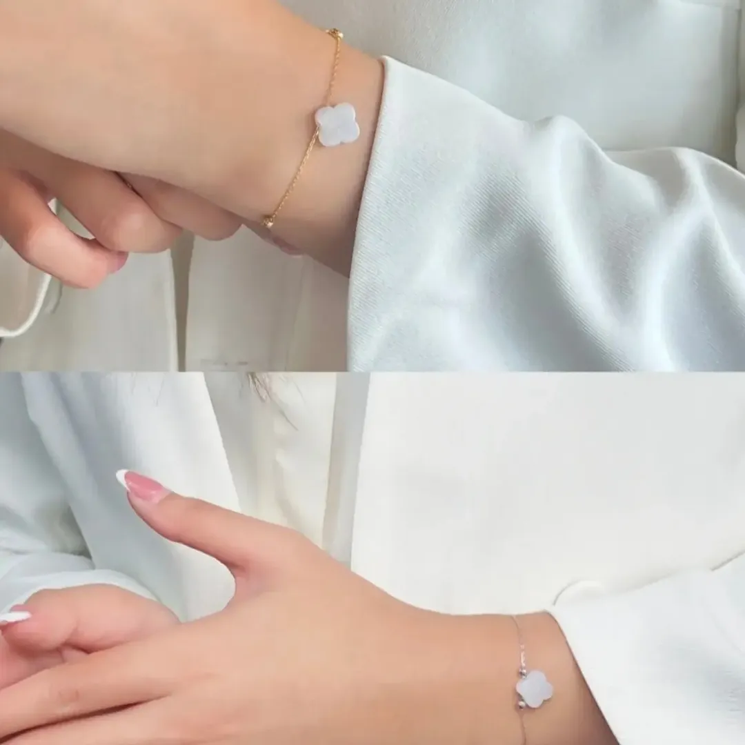 สร้อยข้อมือใบโคลเวอร์ดอกสีขาวบนข้อมือ ทั้งแบบโซ่ทองและแบบโซ่เงิน