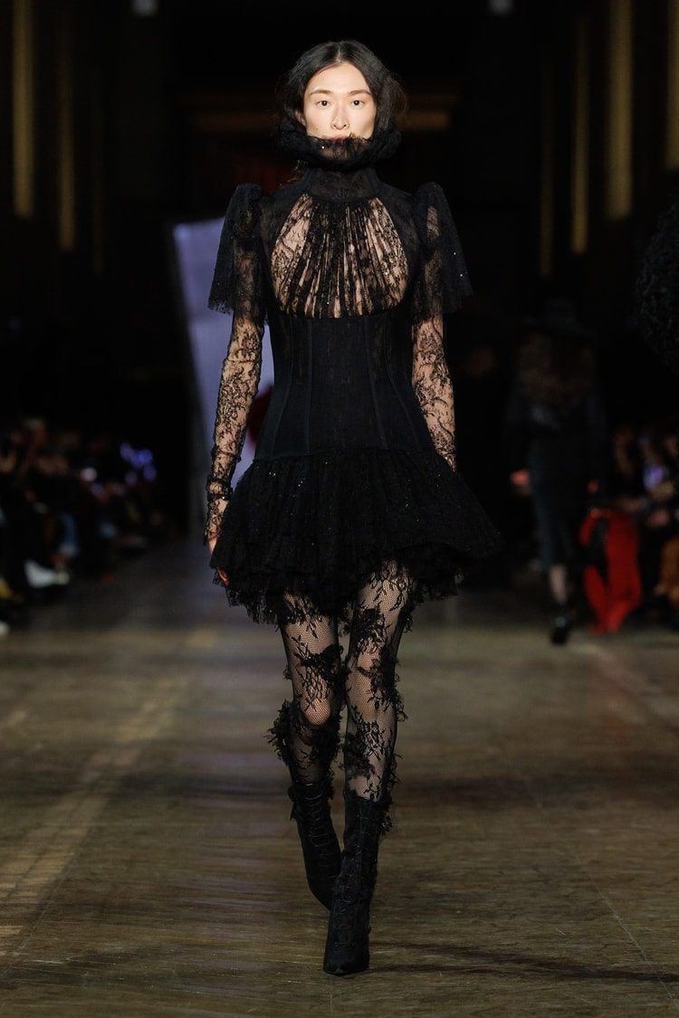 สัญญาณเชิงกลยุทธ์จากการลาออกของ Seán McGirr ต่ออนาคต Alexander McQueen