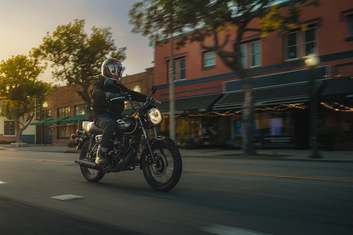 Kawasaki ดันไลน์เรโทรและแอดเวนเจอร์ด้วย W175 LTD และ KLR650 DF