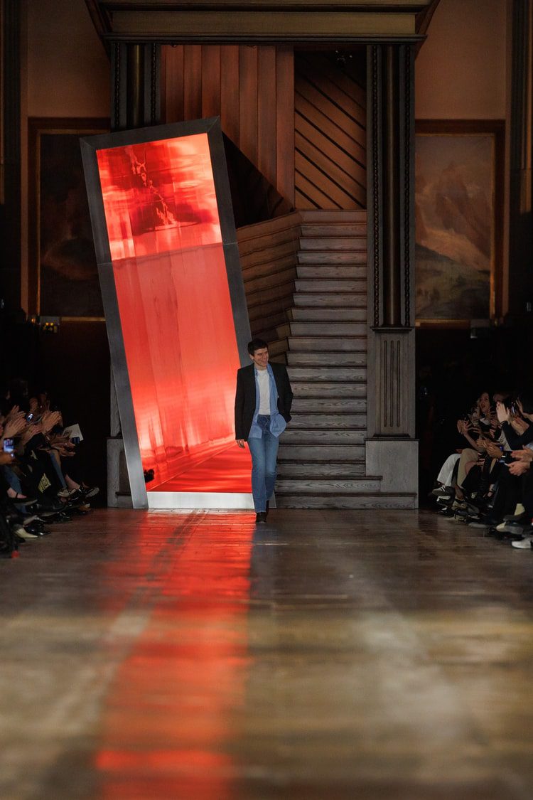สัญญาณเชิงกลยุทธ์จากการลาออกของ Seán McGirr ต่ออนาคต Alexander McQueen