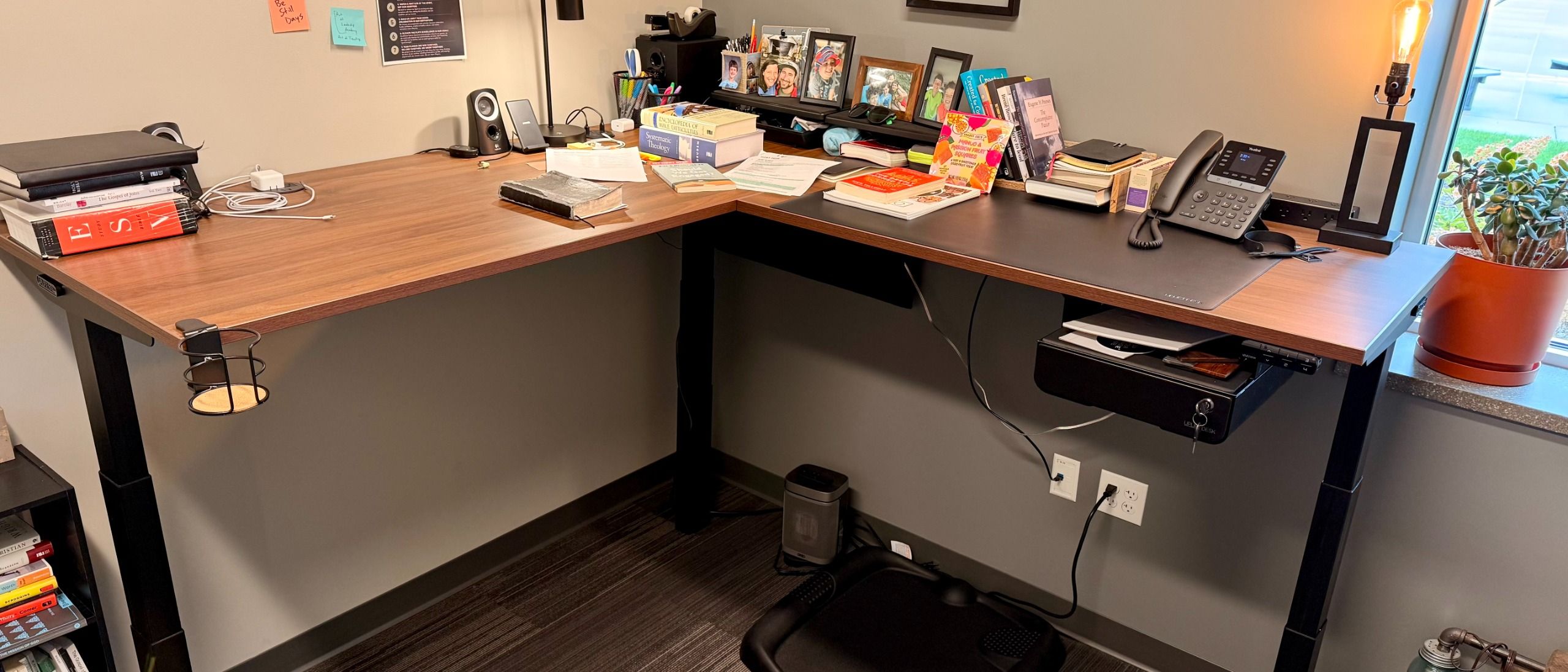 คู่มือเลือกโต๊ะปรับความสูง Standing Desk สำหรับสายครีเอทีฟ
