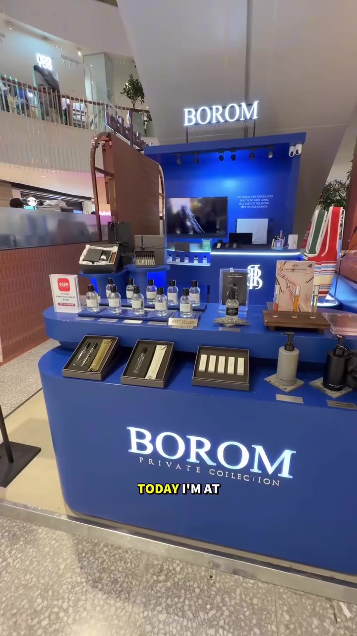 เคาน์เตอร์ BOROM สีน้ำเงินกรมท่าในห้าง ป้ายไฟชื่อแบรนด์ด้านบนและแถวขวดน้ำหอมเรียงบนชั้นหน้าเคาน์เตอร์