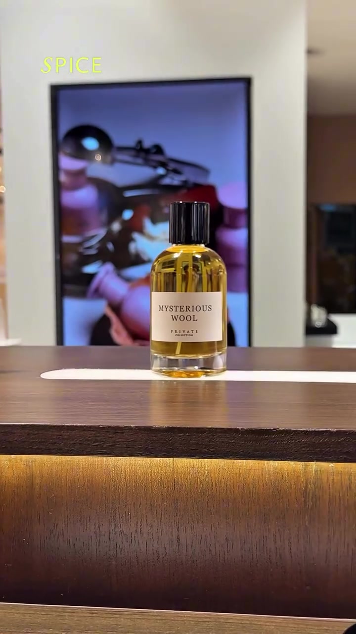 ขวด BOROM Mysterious Wool น้ำหอมสีอำพันวางเดี่ยวบนเคาน์เตอร์ไม้สีเข้มหน้าจอดีไซน์ของแบรนด์