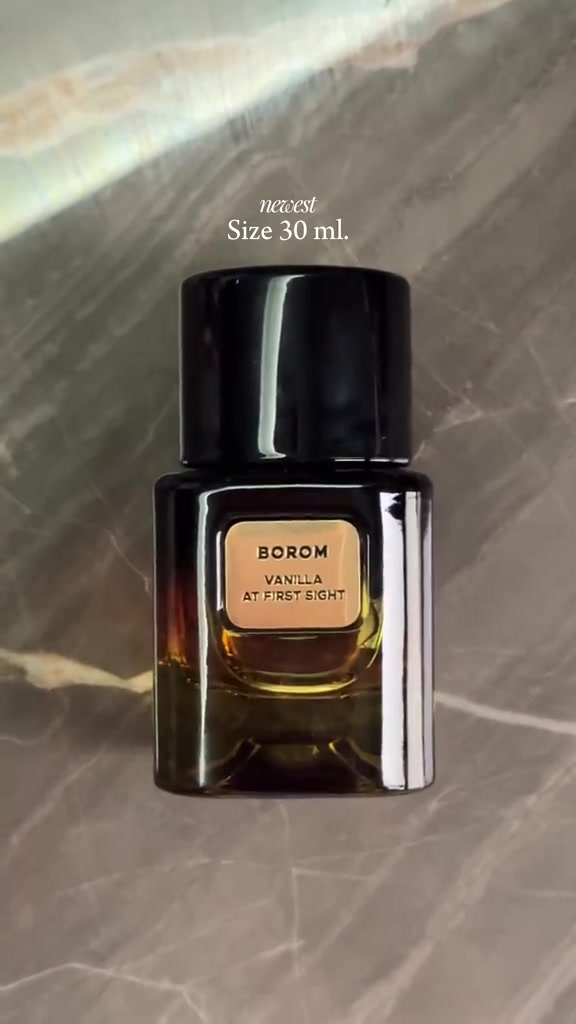 ขวด BOROM Vanilla at First Sight ทรงสี่เหลี่ยมฝาดำวางบนพื้นหินอ่อนสีเทา ป้ายชื่อกลิ่นสีครีมด้านหน้า