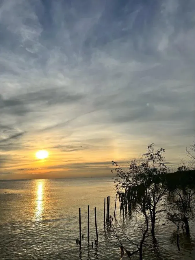 ชายหาดใกล้กรุงเทพฯ เที่ยวทะเลแบบไม่มีรถด้วยงบประหยัด