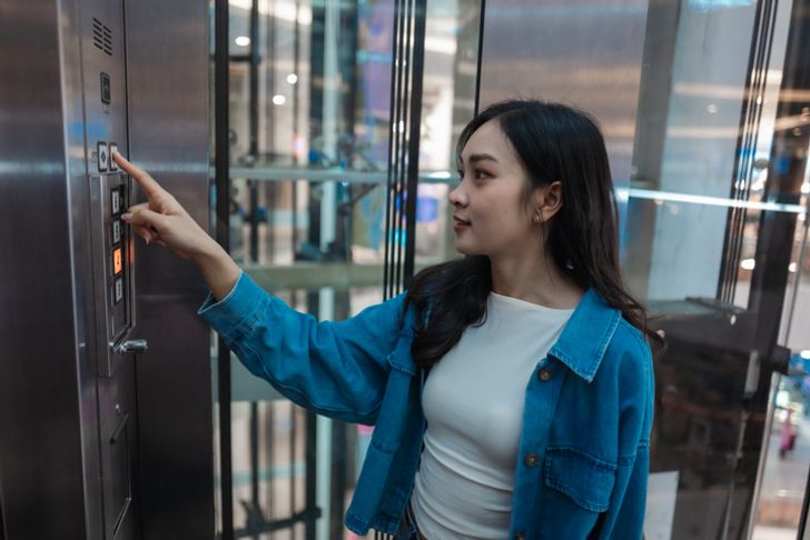 6 วิธีเอาตัวรอดในโรงแรมสำหรับนักเดินทางคนเดียว