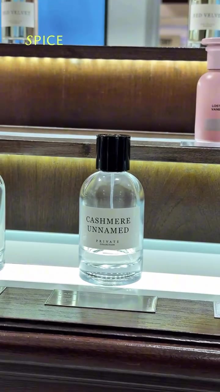 ขวด BOROM Cashmere Unnamed วางบนชั้นไฟในเคาน์เตอร์ ข้างๆ มีขวดสีชมพูของ Lost in Vanilla