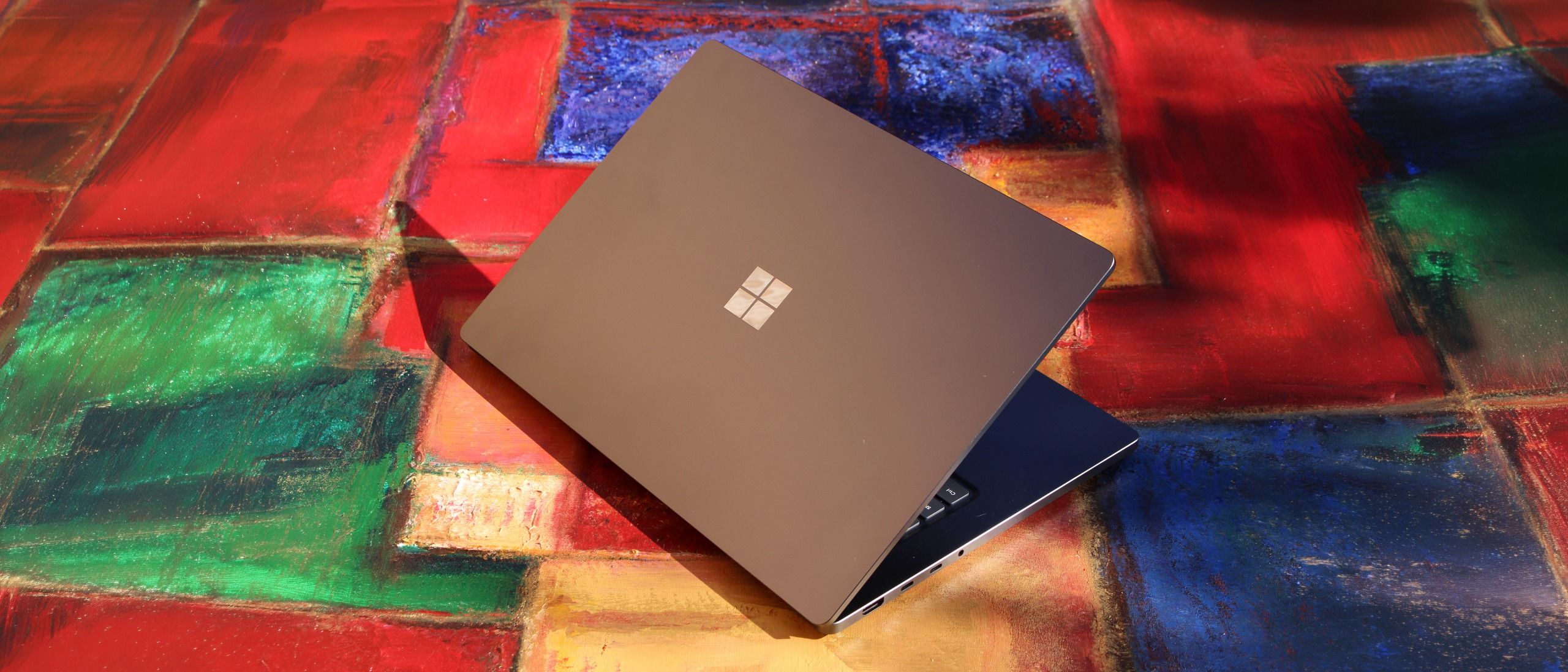 Surface Laptop Ultra RTX Spark ชน MacBook Pro เลือกอะไรดีสำหรับงาน AI