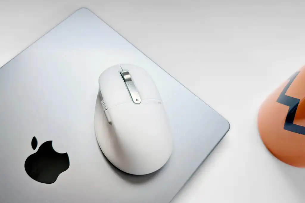 แอคเซสเซอรี่ Mac ที่ต้องมี จอมอนิเตอร์พกพาและเมาส์ Mac ที่เปลี่ยนงานให้ลื่นขึ้น