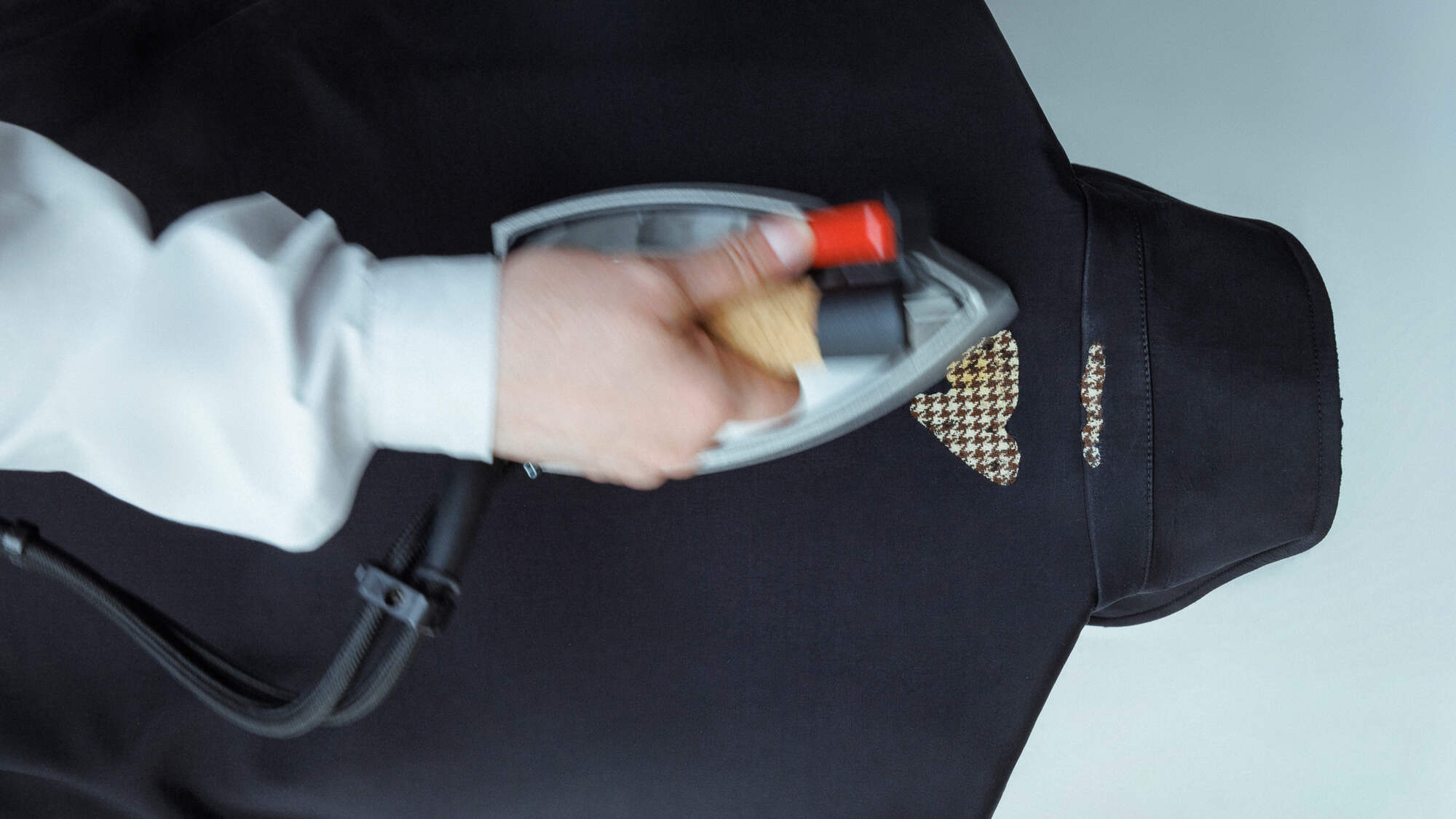 เมื่อความไม่สมบูรณ์แบบกลายเป็นความงามใน Prada Fall Winter
