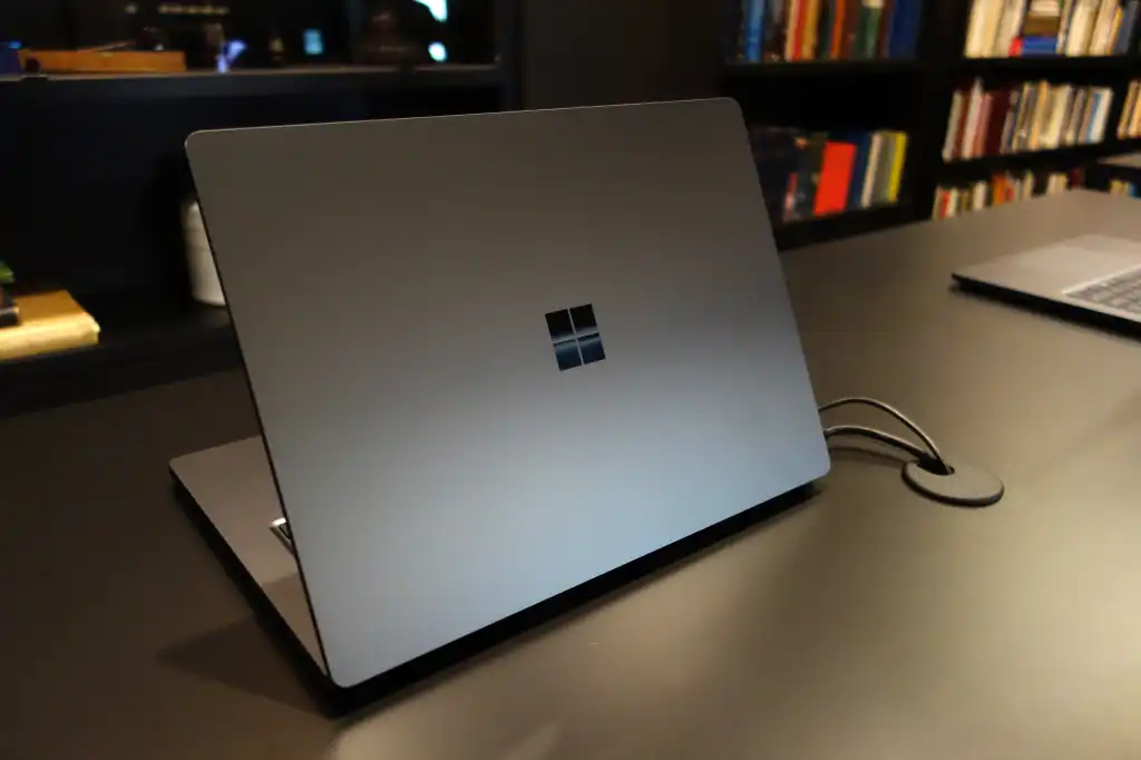 Surface Laptop Ultra RTX Spark ชน MacBook Pro เลือกอะไรดีสำหรับงาน AI